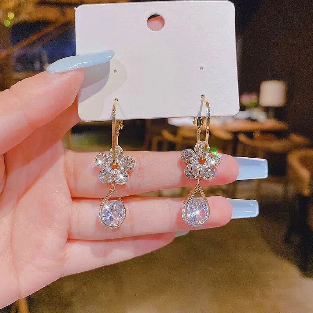 FloraLuxe™ | Elegante bloemenoorbellen met fonkelende stenen